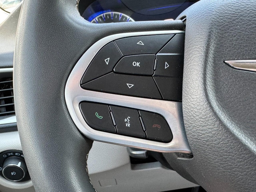 Chrysler Pacifica Vehicle Full-screen Gallery Image 17