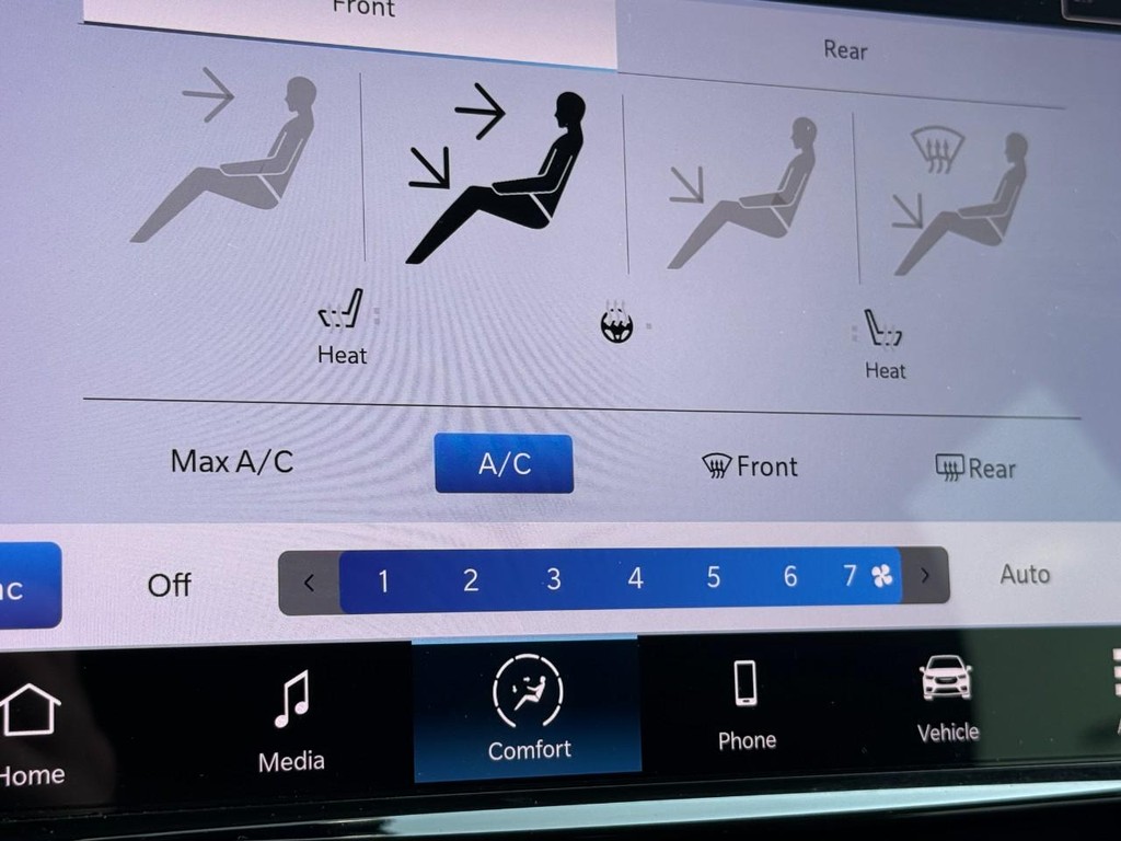 Chrysler Pacifica Vehicle Full-screen Gallery Image 22