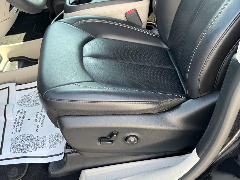 Chrysler Pacifica Vehicle Full-screen Gallery Image 25