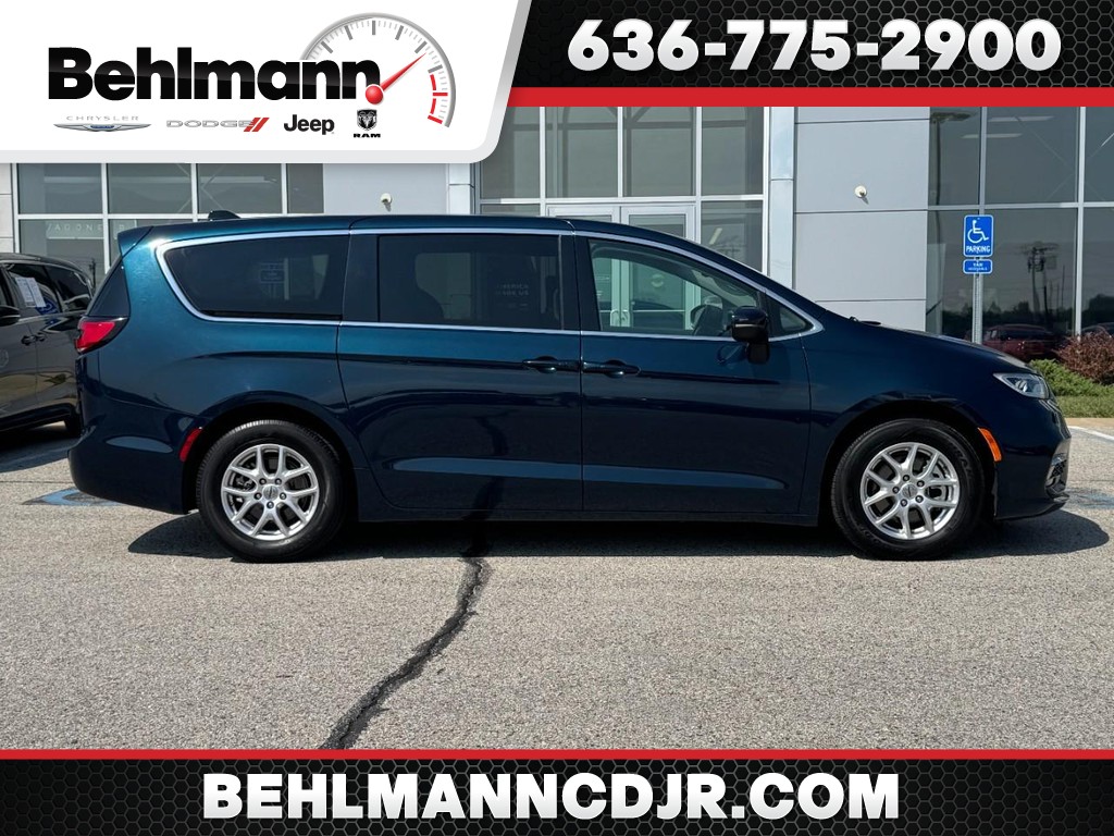 Chrysler Pacifica Vehicle Full-screen Gallery Image 01