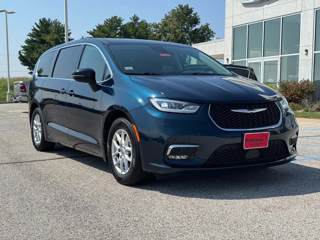 Chrysler Pacifica Vehicle Full-screen Gallery Image 02