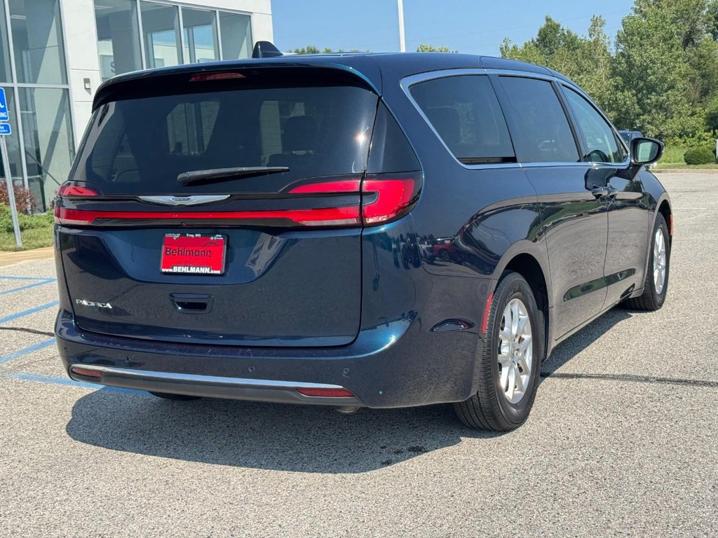 Chrysler Pacifica Vehicle Full-screen Gallery Image 03