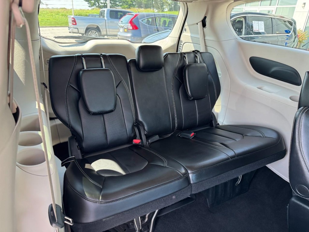 Chrysler Pacifica Vehicle Full-screen Gallery Image 11
