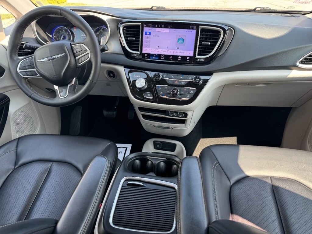 Chrysler Pacifica Vehicle Full-screen Gallery Image 12