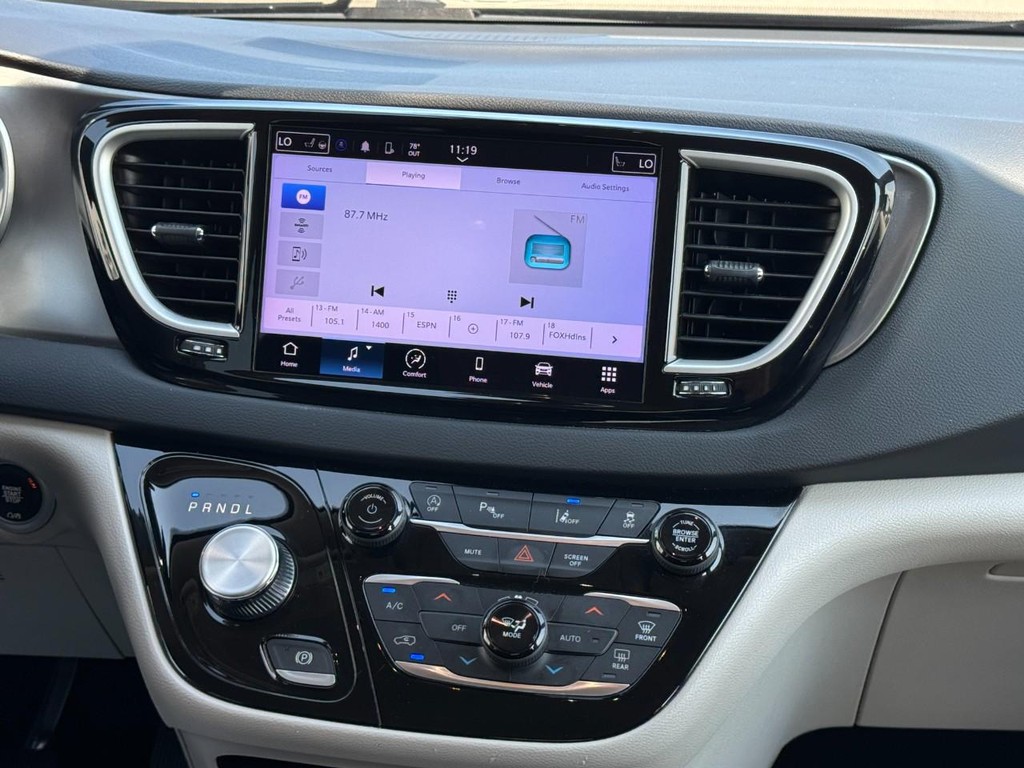 Chrysler Pacifica Vehicle Full-screen Gallery Image 14