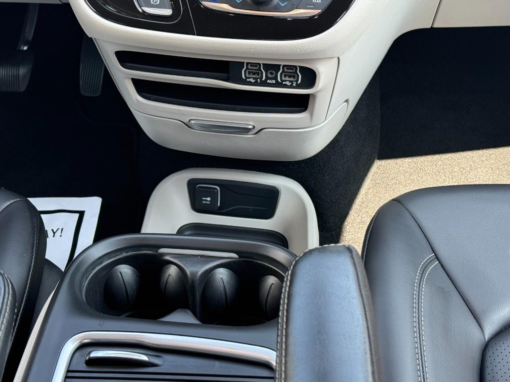 Chrysler Pacifica Vehicle Full-screen Gallery Image 15