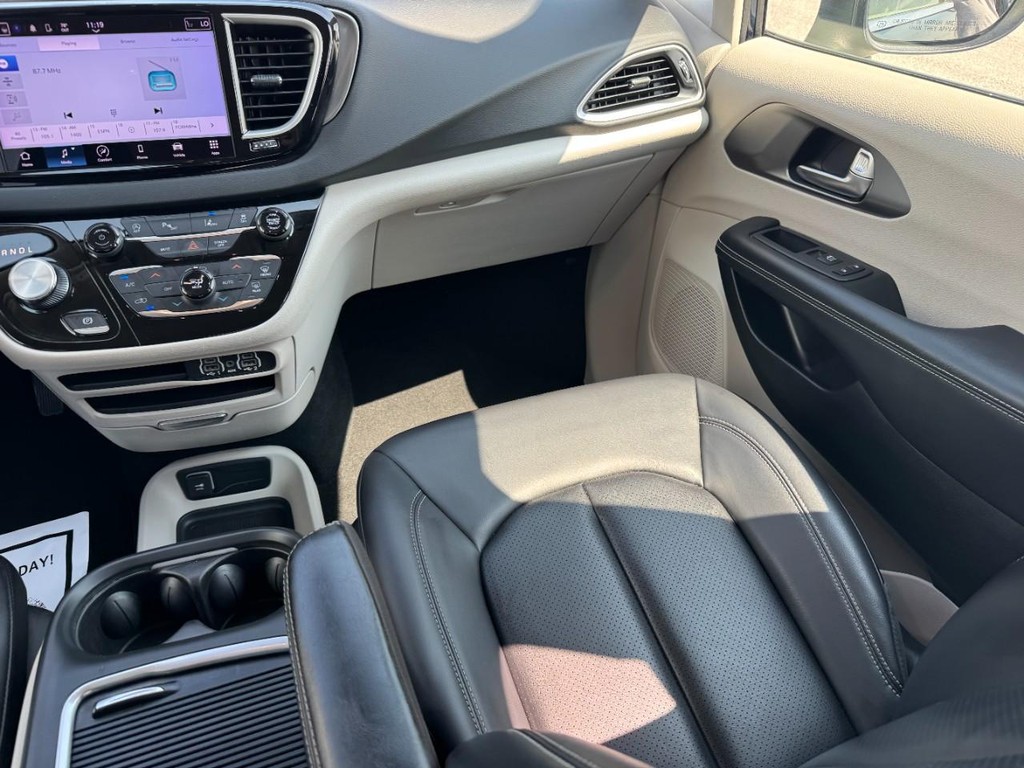Chrysler Pacifica Vehicle Full-screen Gallery Image 16