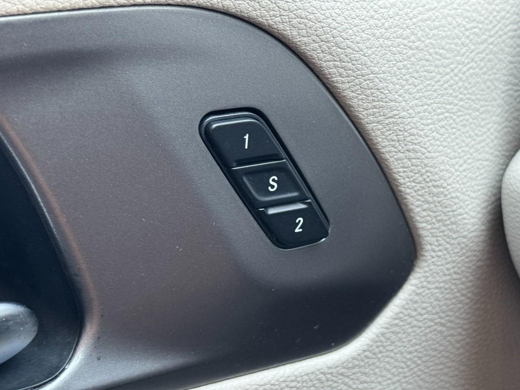 Chrysler Pacifica Vehicle Full-screen Gallery Image 17