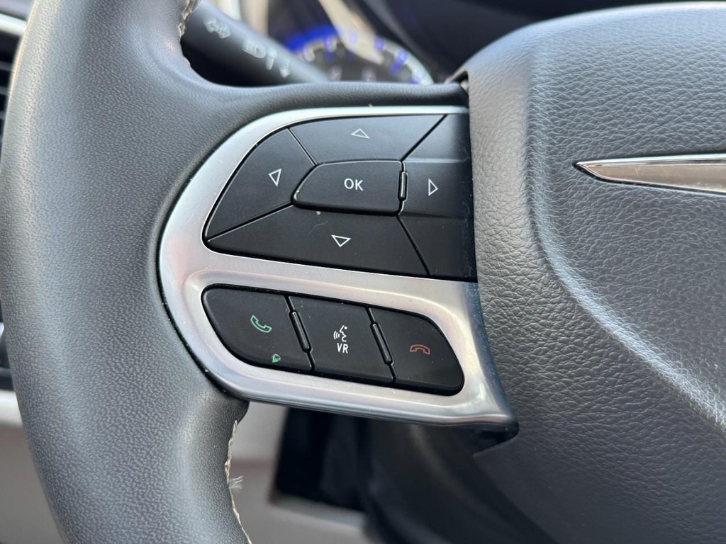 Chrysler Pacifica Vehicle Full-screen Gallery Image 18