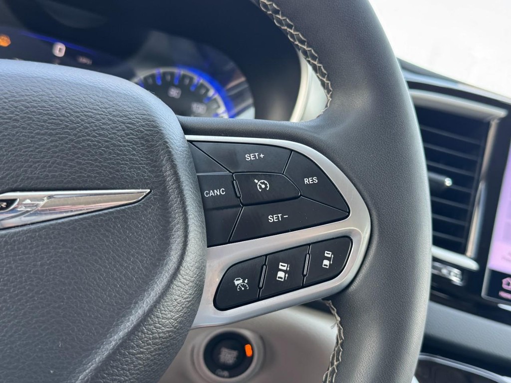 Chrysler Pacifica Vehicle Full-screen Gallery Image 19