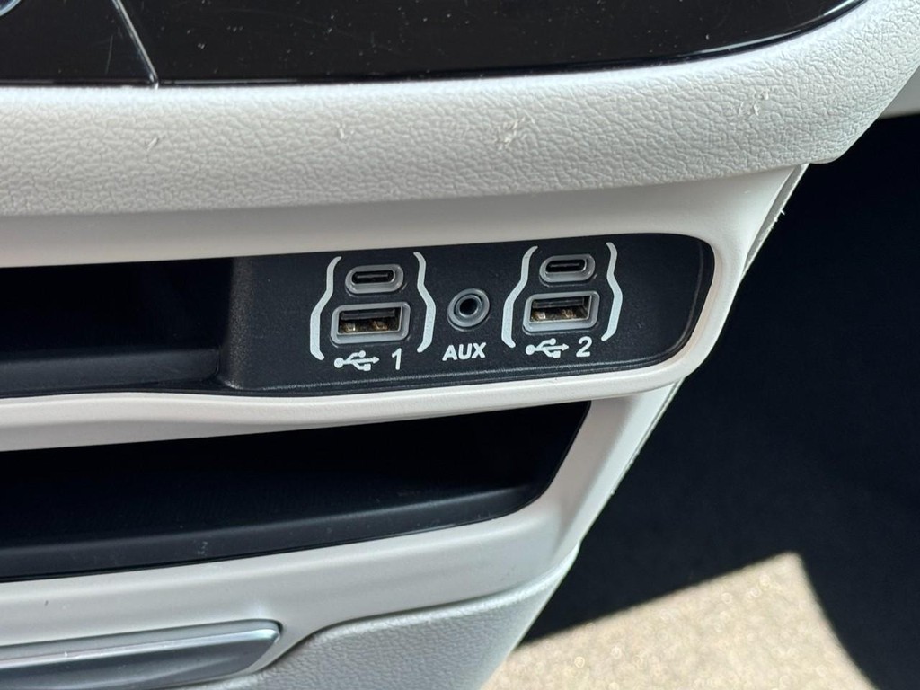 Chrysler Pacifica Vehicle Full-screen Gallery Image 22