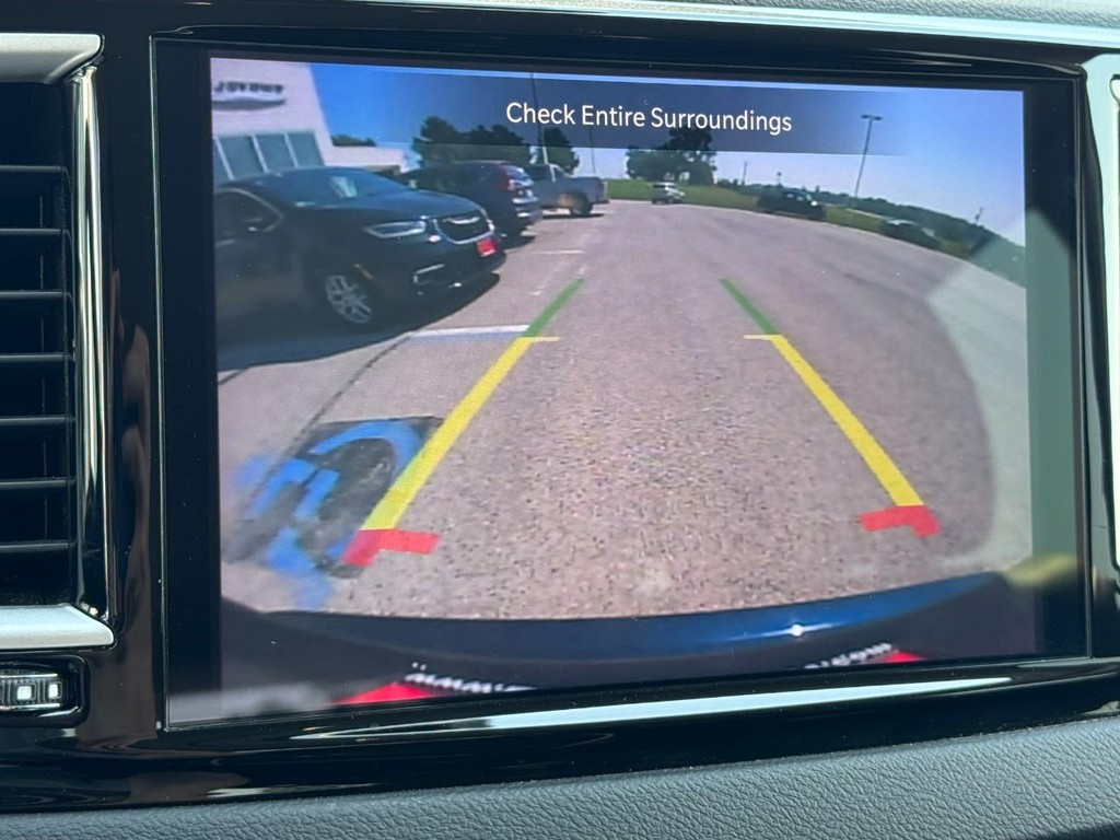 Chrysler Pacifica Vehicle Full-screen Gallery Image 24