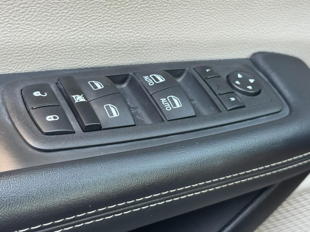 Chrysler Pacifica Vehicle Full-screen Gallery Image 25
