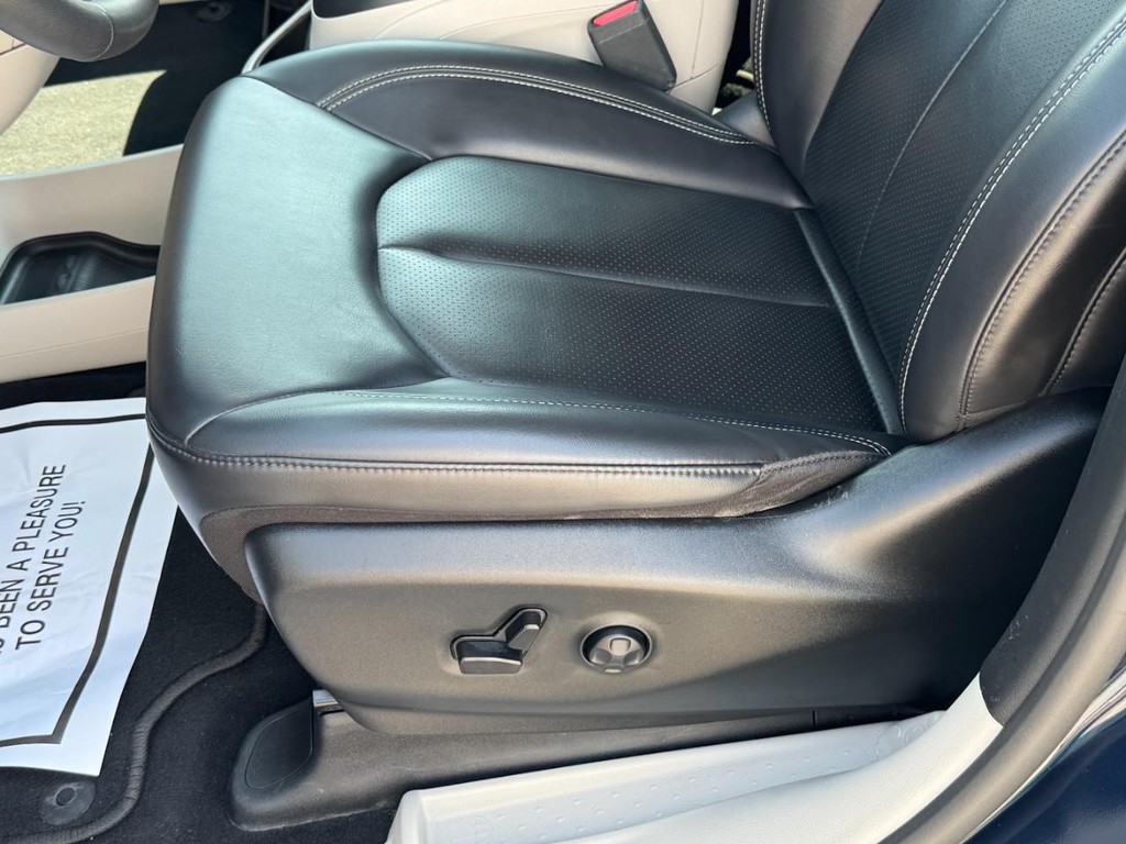 Chrysler Pacifica Vehicle Full-screen Gallery Image 26