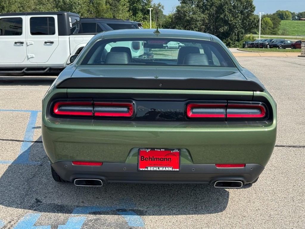 Dodge Challenger Vehicle Full-screen Gallery Image 04