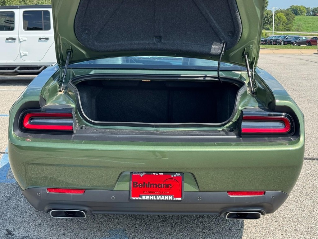 Dodge Challenger Vehicle Full-screen Gallery Image 05