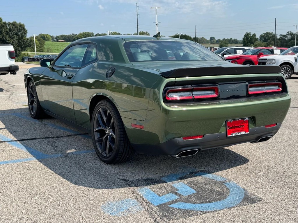 Dodge Challenger Vehicle Full-screen Gallery Image 06