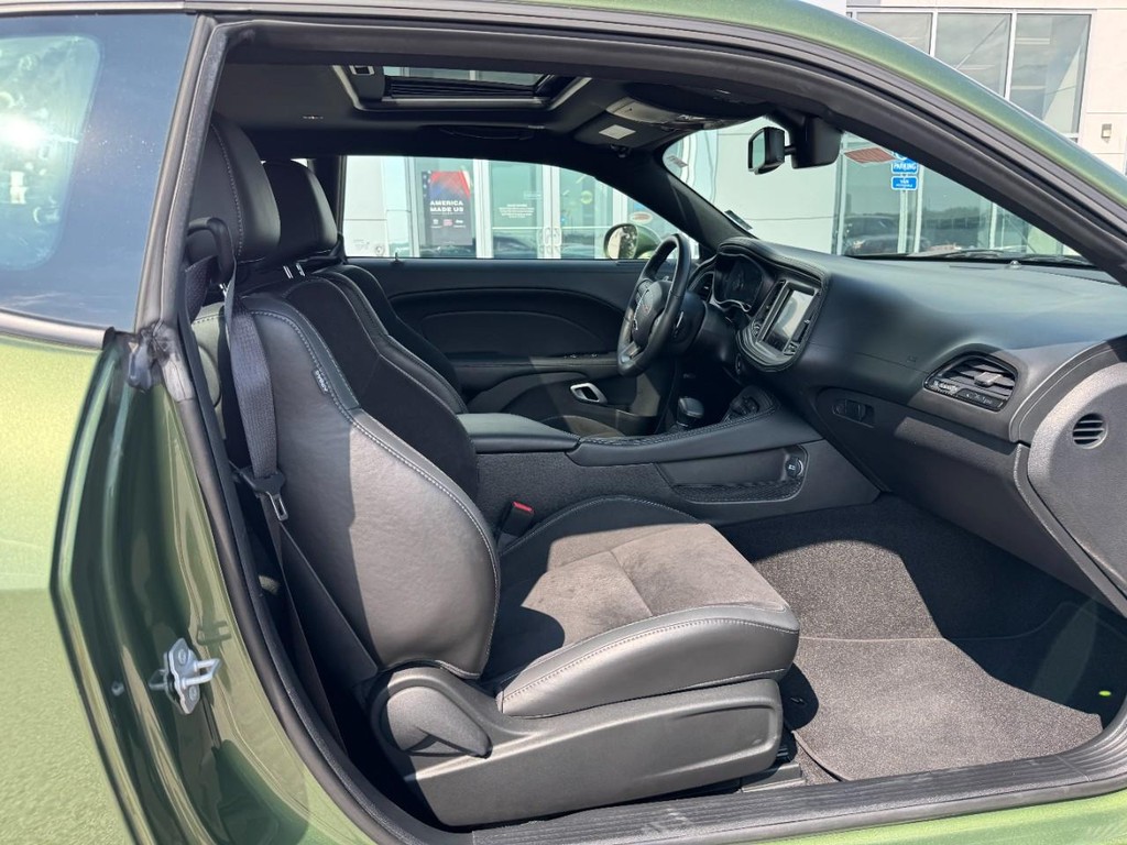 Dodge Challenger Vehicle Full-screen Gallery Image 10