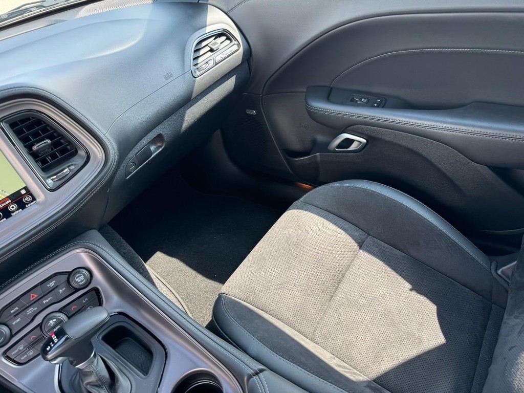 Dodge Challenger Vehicle Full-screen Gallery Image 16