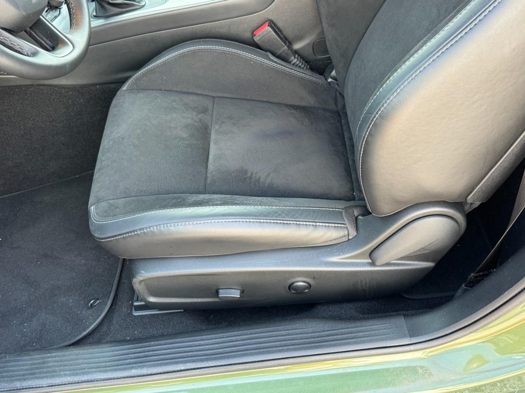 Dodge Challenger Vehicle Full-screen Gallery Image 26