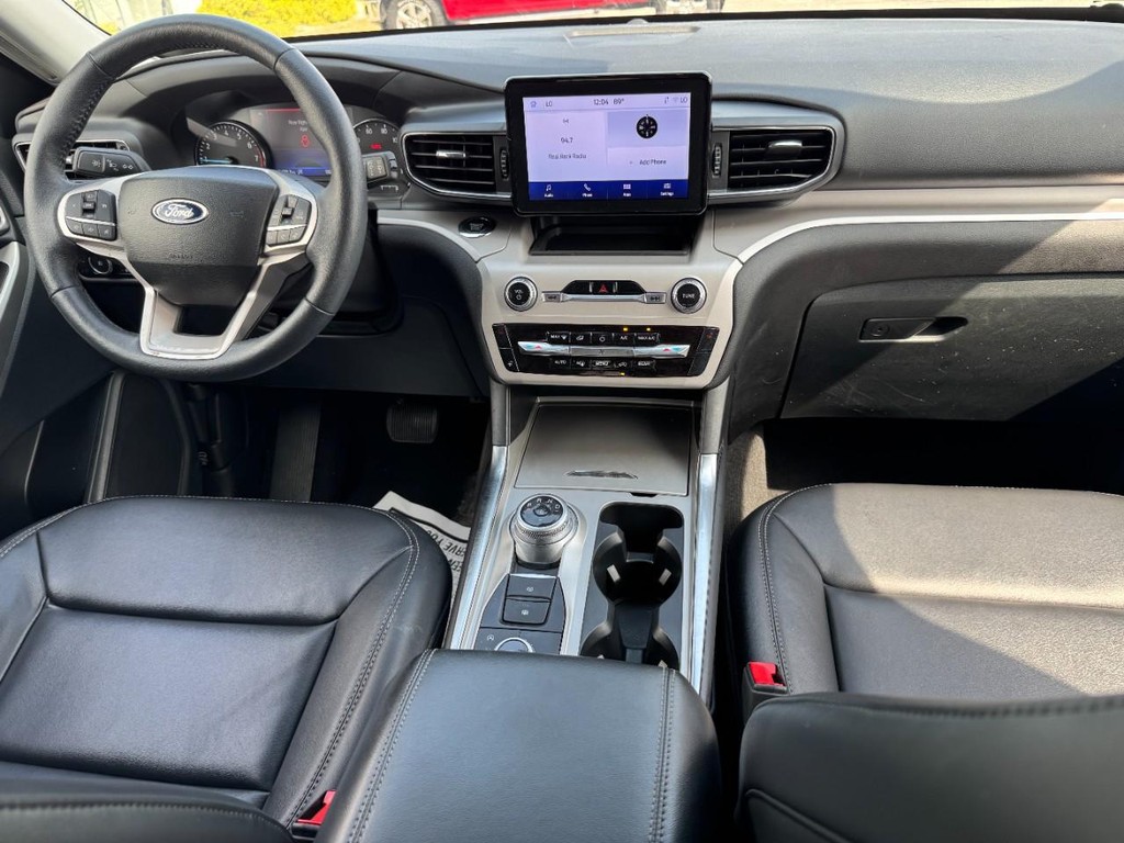 Ford Explorer Vehicle Full-screen Gallery Image 11