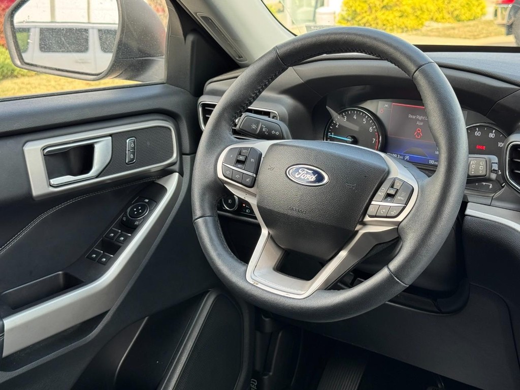 Ford Explorer Vehicle Full-screen Gallery Image 12