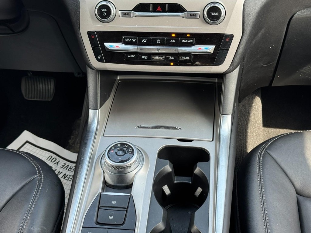 Ford Explorer Vehicle Full-screen Gallery Image 14