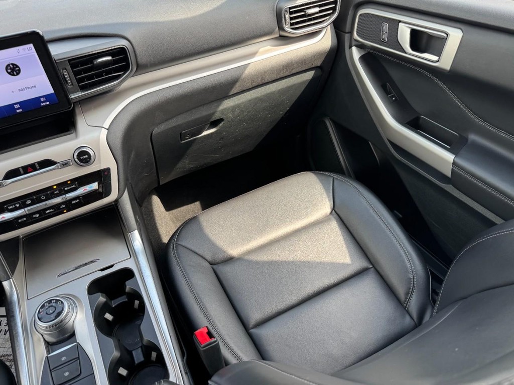 Ford Explorer Vehicle Full-screen Gallery Image 15