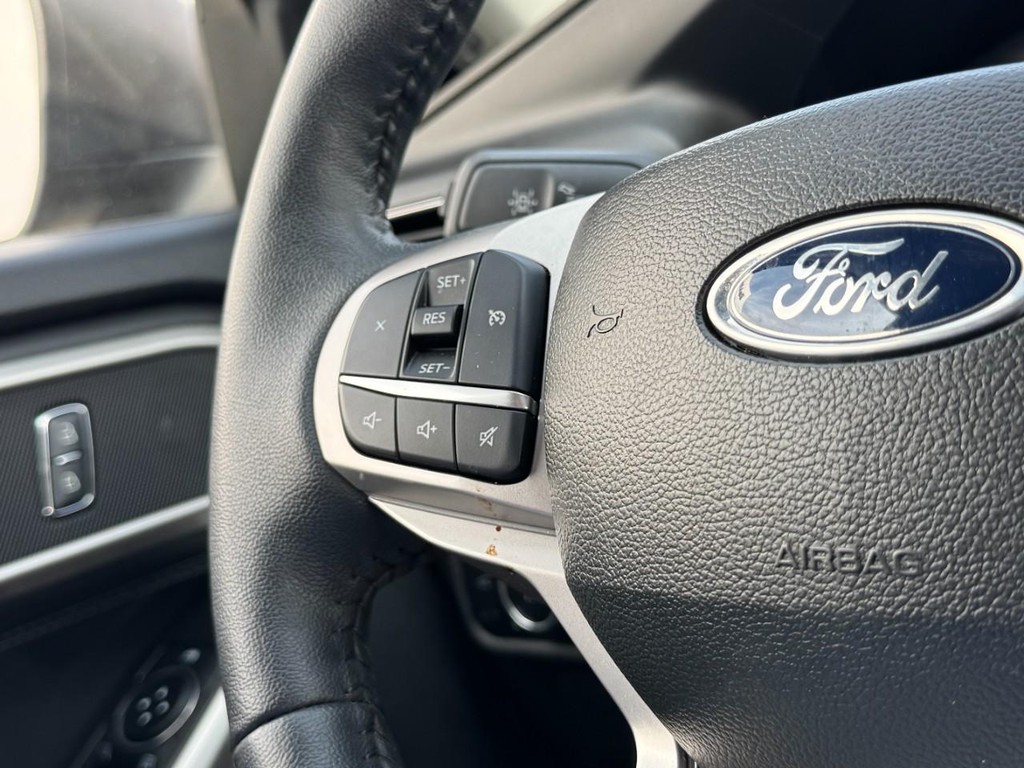 Ford Explorer Vehicle Full-screen Gallery Image 16