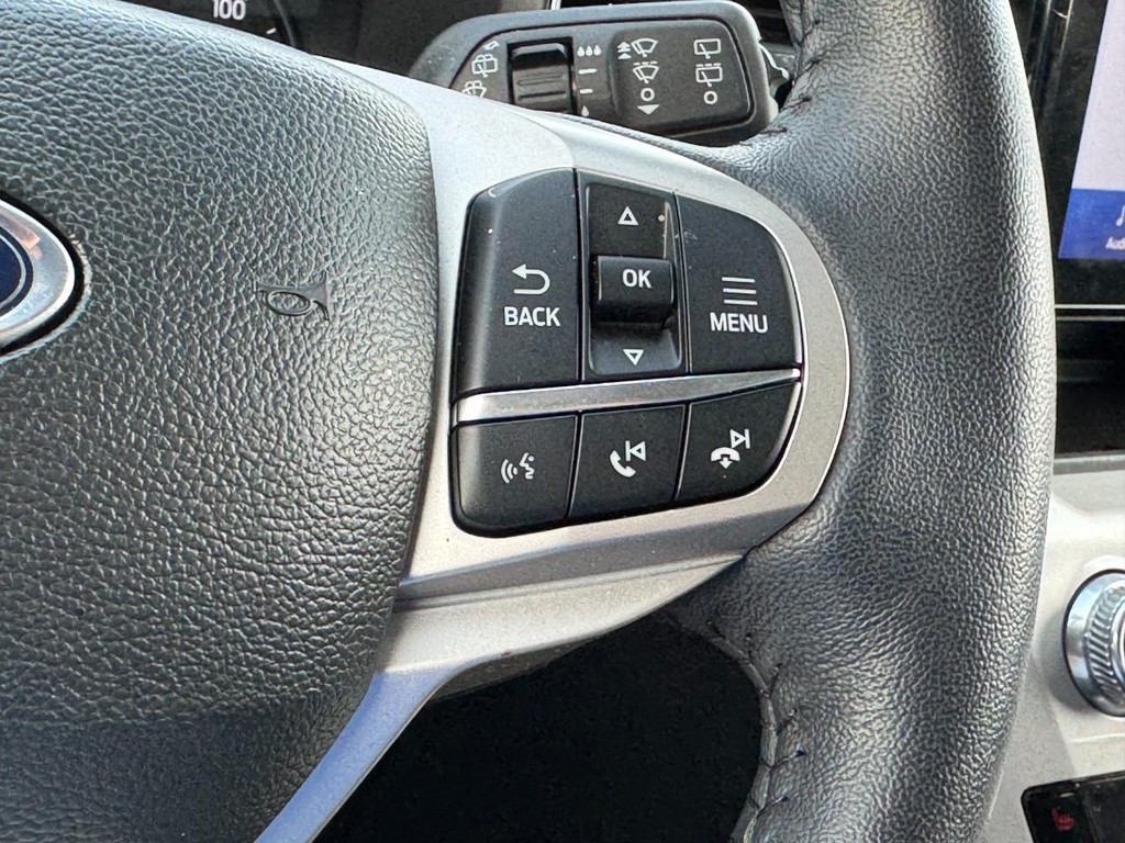 Ford Explorer Vehicle Full-screen Gallery Image 17