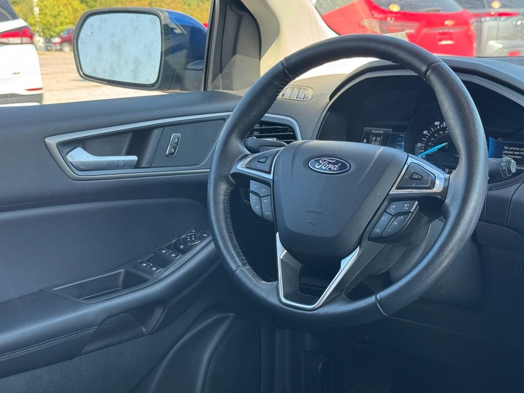 Ford Edge Vehicle Full-screen Gallery Image 12