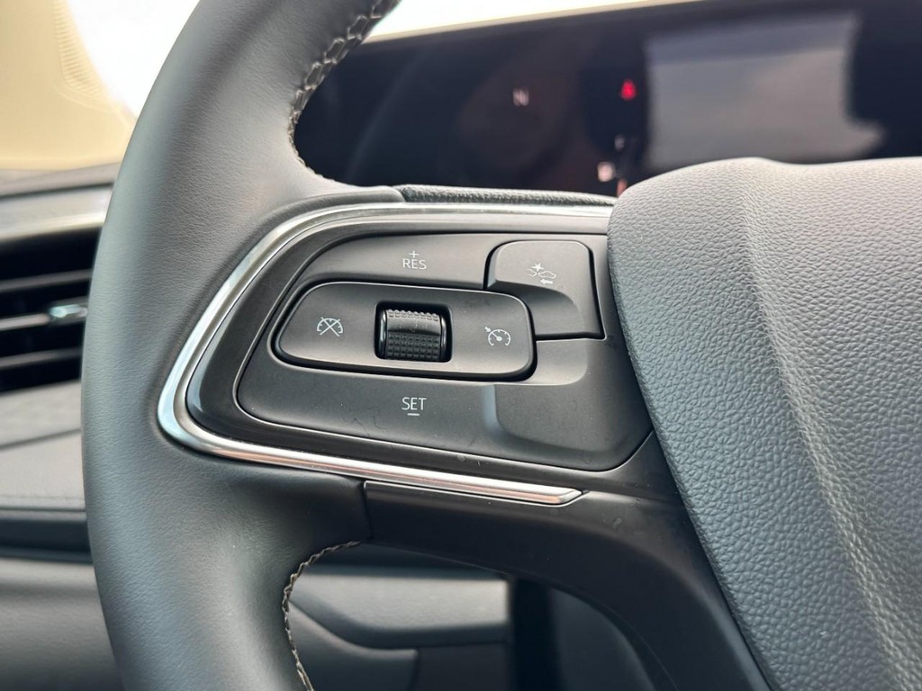 Buick Encore GX Vehicle Full-screen Gallery Image 16