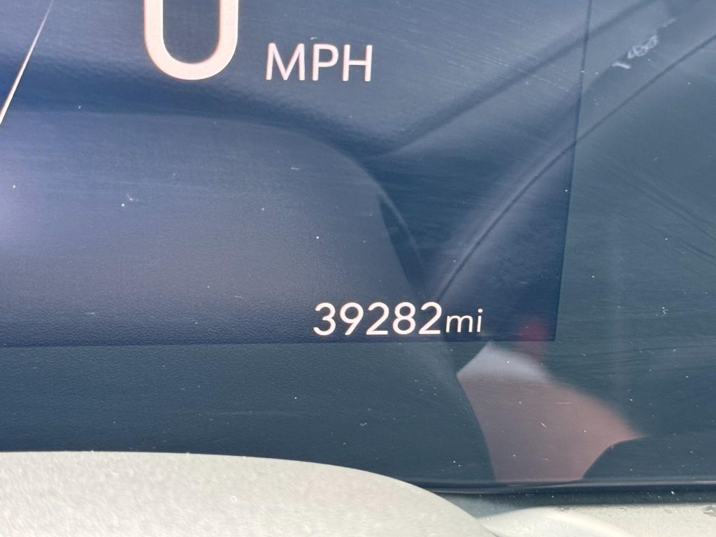 Buick Encore GX Vehicle Full-screen Gallery Image 18