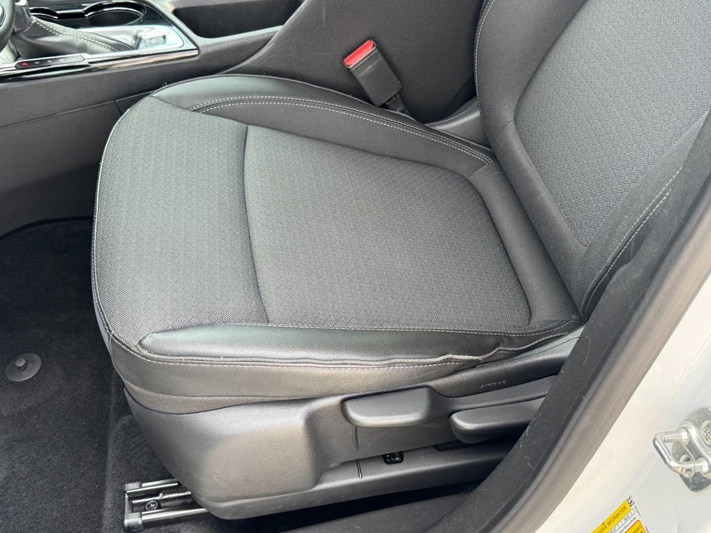 Buick Encore GX Vehicle Full-screen Gallery Image 22