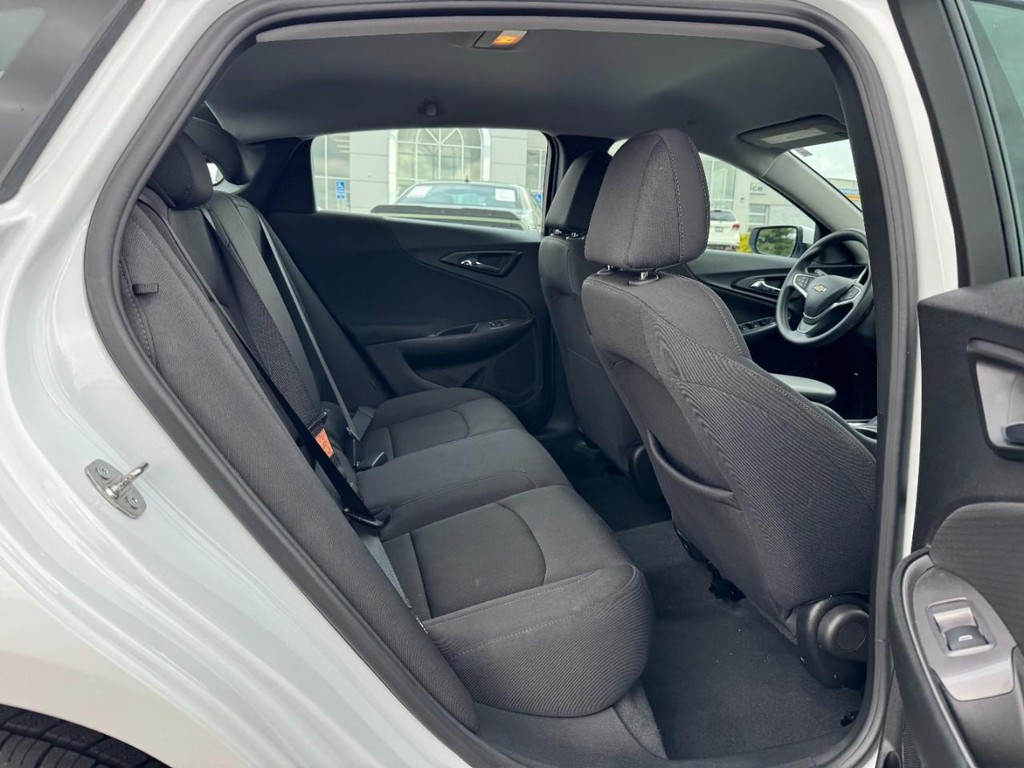 Chevrolet Malibu Vehicle Full-screen Gallery Image 10