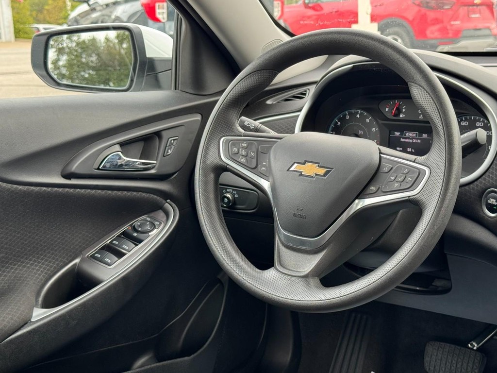 Chevrolet Malibu Vehicle Full-screen Gallery Image 12