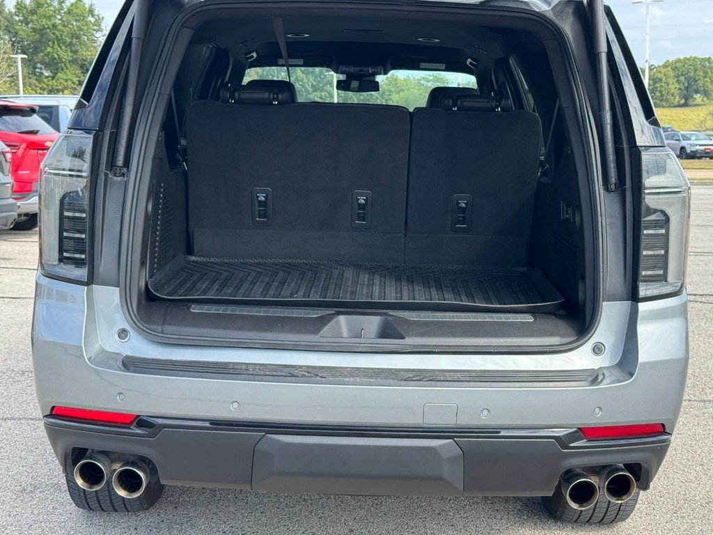 Chevrolet Suburban Vehicle Full-screen Gallery Image 05