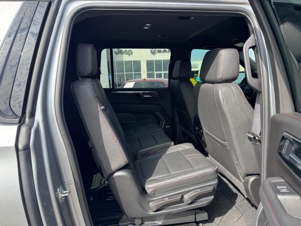 Chevrolet Suburban Vehicle Full-screen Gallery Image 10