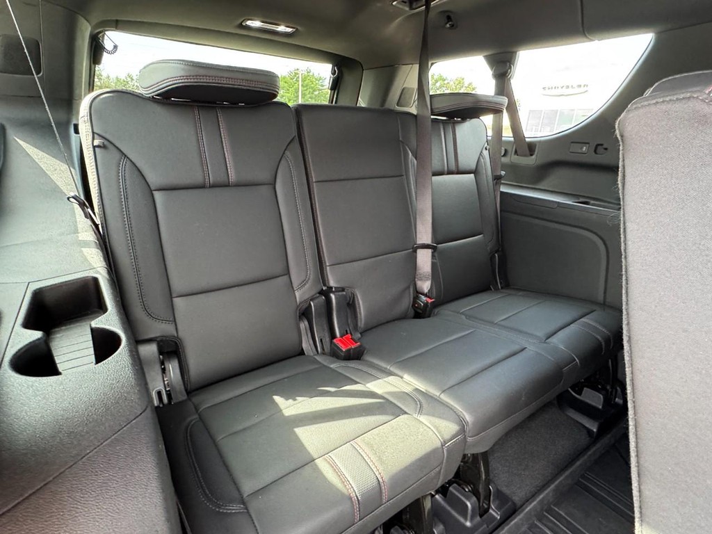 Chevrolet Suburban Vehicle Full-screen Gallery Image 11