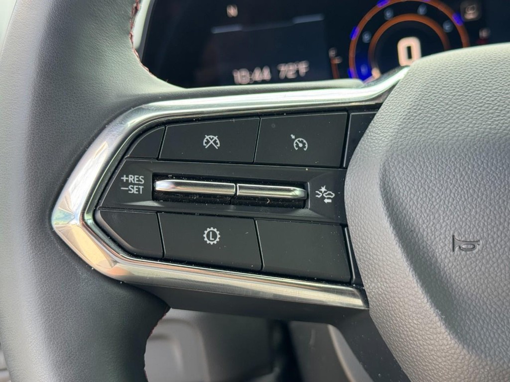 Chevrolet Suburban Vehicle Full-screen Gallery Image 18