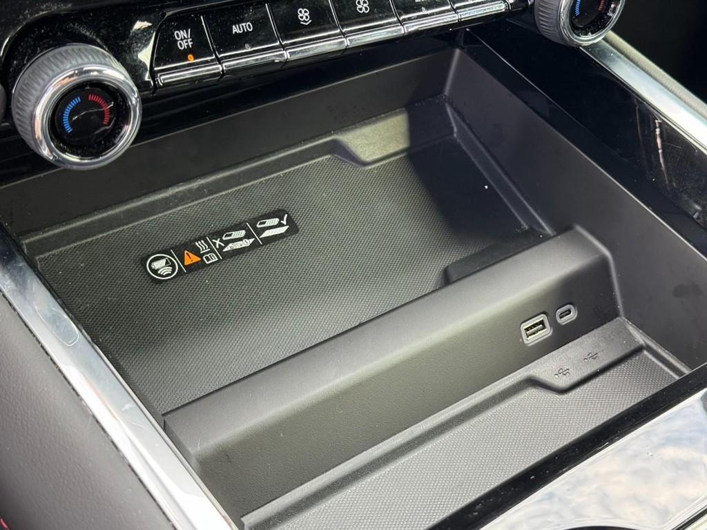 Chevrolet Suburban Vehicle Full-screen Gallery Image 20