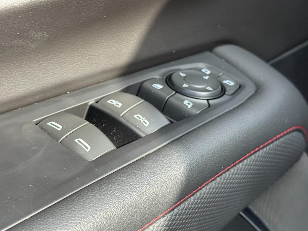 Chevrolet Suburban Vehicle Full-screen Gallery Image 23
