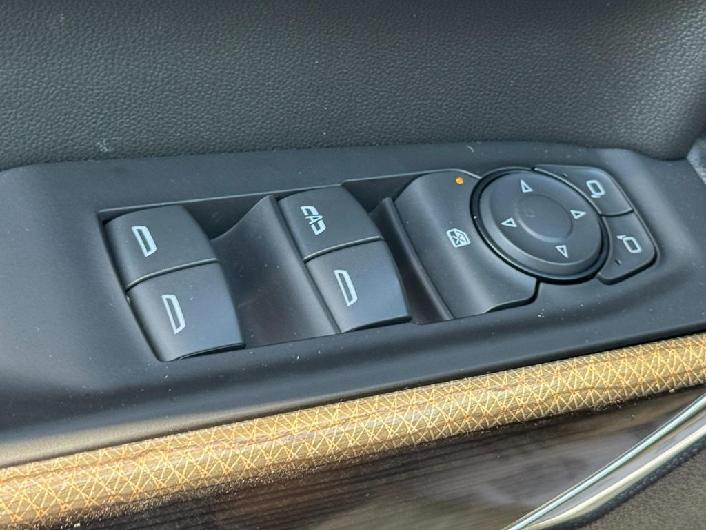 Chevrolet Silverado 1500 LTD Vehicle Full-screen Gallery Image 19