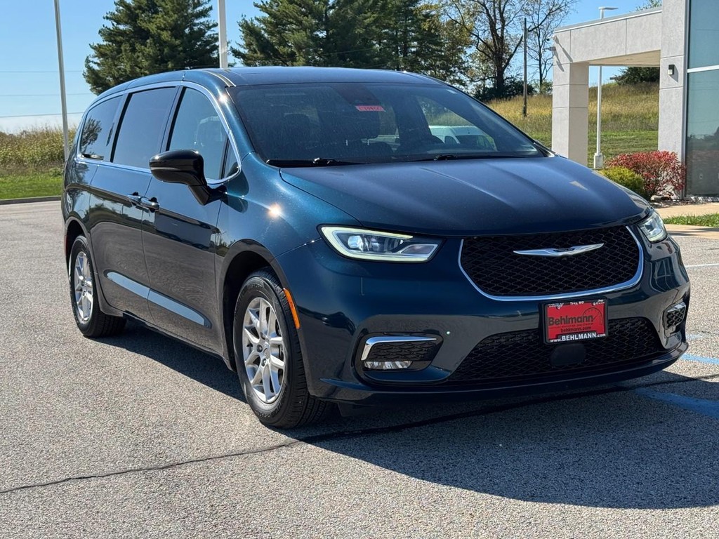 Chrysler Pacifica Vehicle Full-screen Gallery Image 02