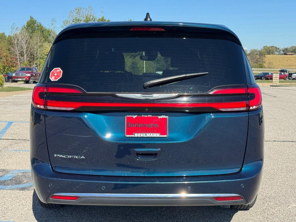 Chrysler Pacifica Vehicle Full-screen Gallery Image 04