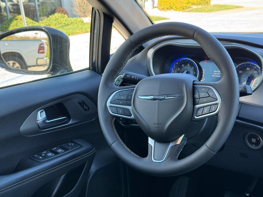Chrysler Pacifica Vehicle Full-screen Gallery Image 12
