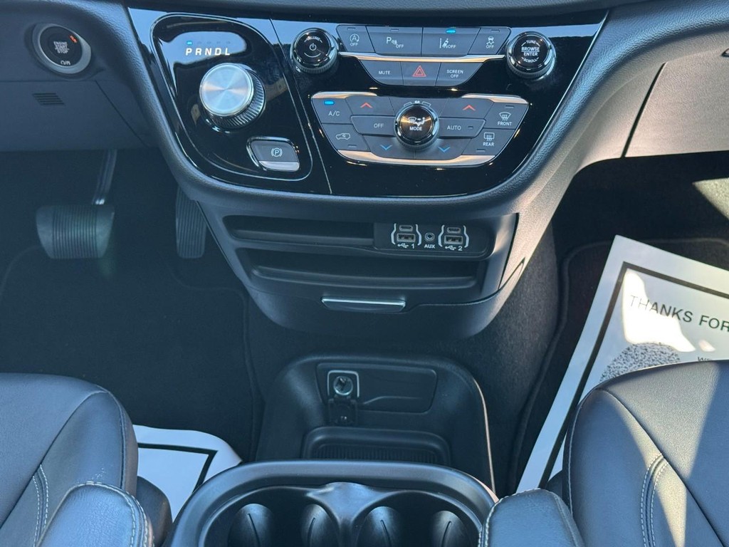 Chrysler Pacifica Vehicle Full-screen Gallery Image 14