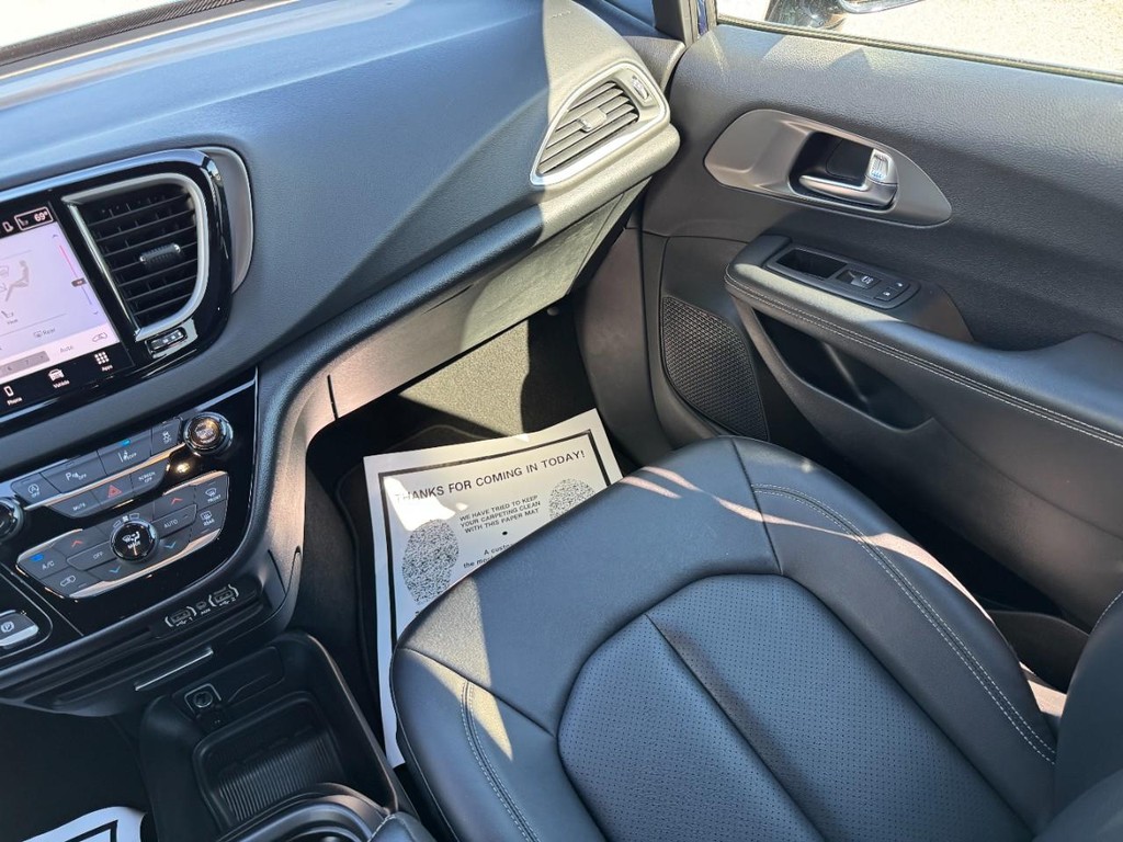 Chrysler Pacifica Vehicle Full-screen Gallery Image 15
