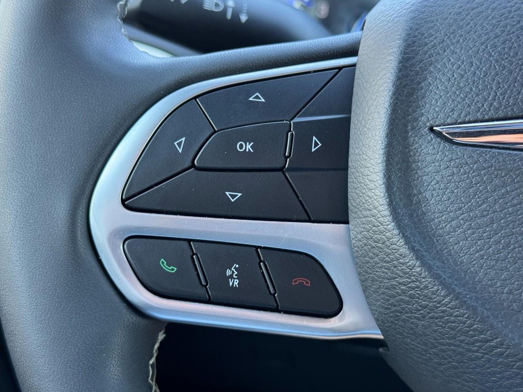 Chrysler Pacifica Vehicle Full-screen Gallery Image 17