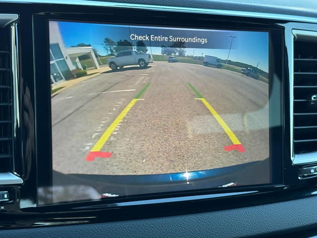 Chrysler Pacifica Vehicle Full-screen Gallery Image 23